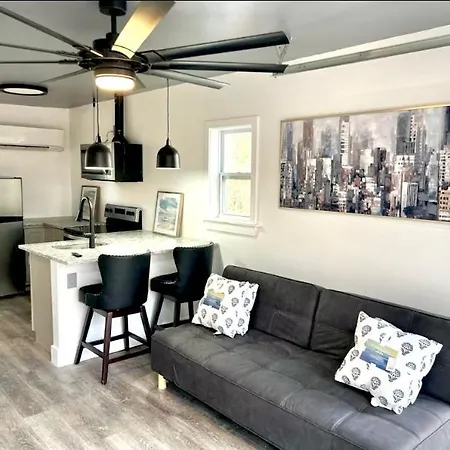 Romantic Chapel Hill Retreat For Two